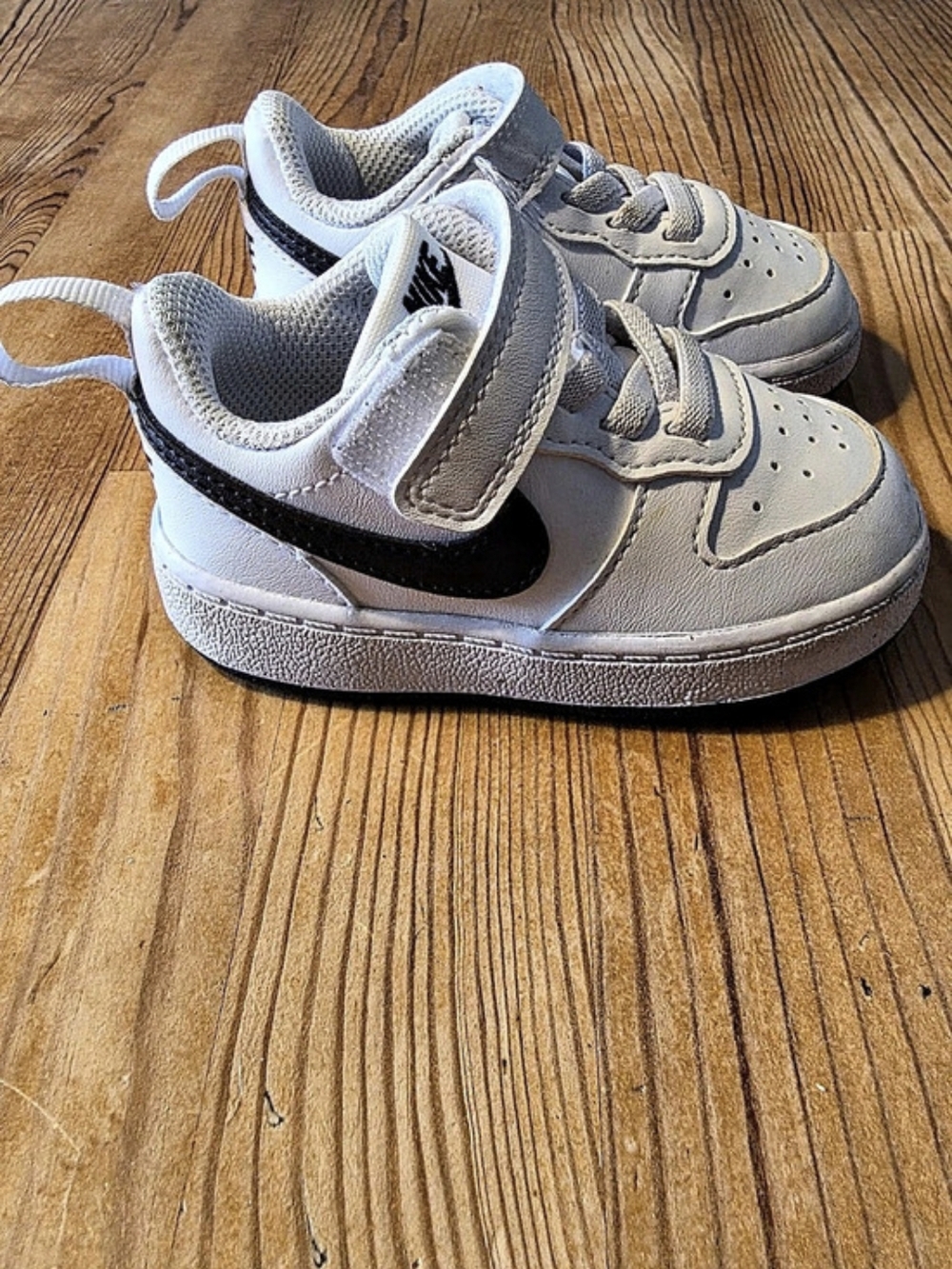 Nike Court Borough Low 2 Kids Sneakers Boys Or Girls US 4C White Black